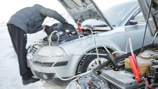 Jeśli rano pożyczałeś prąd, doładuj akumulator jak najszybciej. Może nie przeżyć mroźnej nocy