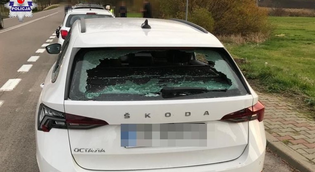 Pobudzony i agresywny 39-latek prętem uszkodził sześć przypadkowych samochodów
