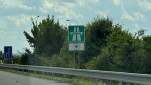 Znak z czarną kropką w sześciokącie jest szalenie istotny dla Polaków. Nawet 3500 zł kary