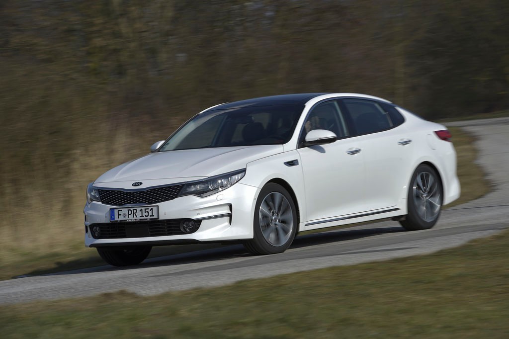 To nieco starszy samochód, ale kierowcy muszą uważać. Kia Optima jest używana przez funkcjonariuszy