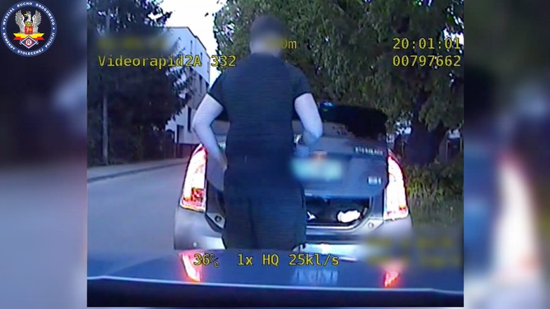 Przewoził pasażera w bagażniku