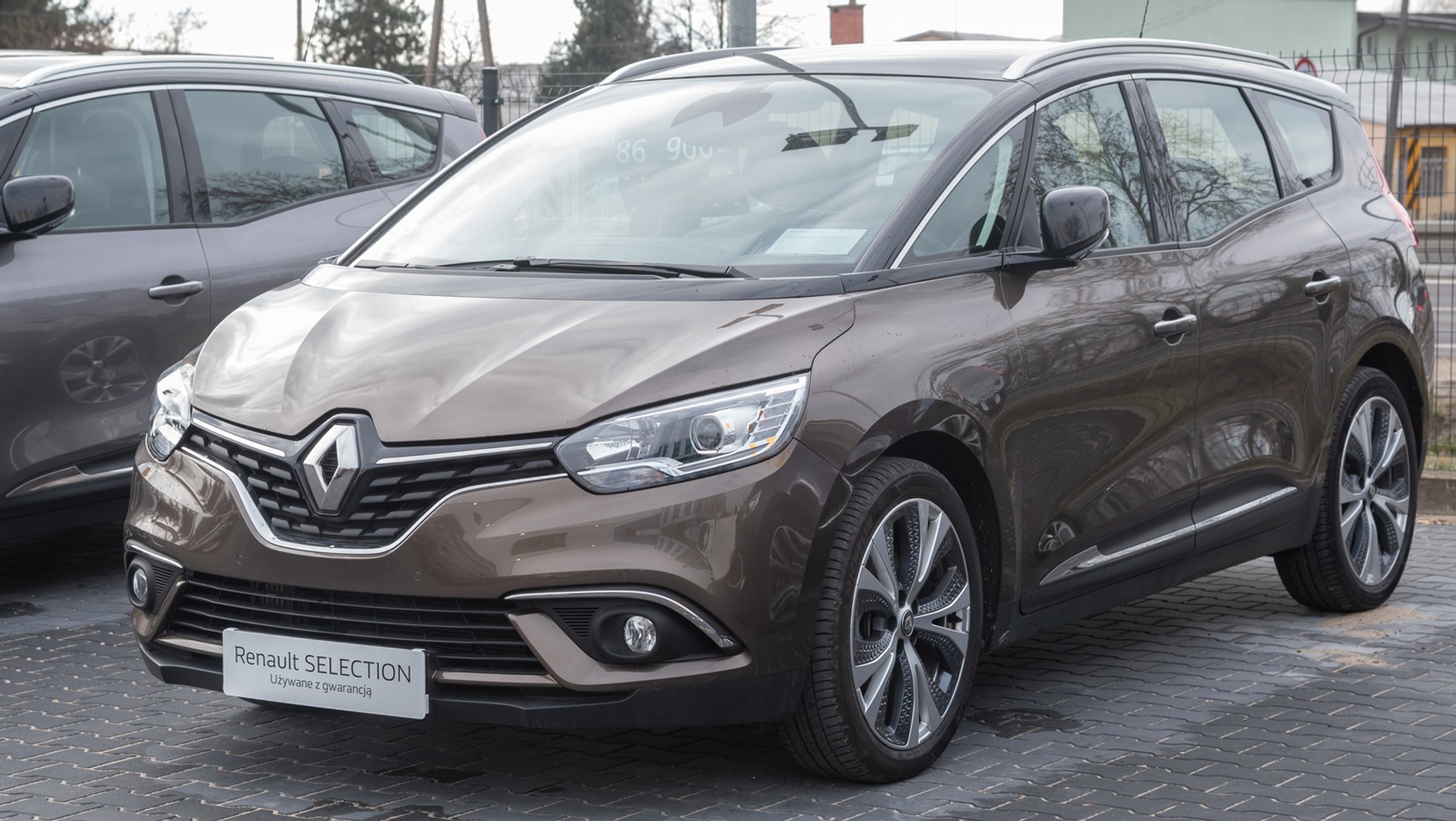 Renault Scenic Grand 1.6 dCi (130 KM) Intens, 2018 r., przebieg 8500 km. Auto w stanie niemal fabrycznym. Wyposażenie seryjne obejmuje m.in. 20-calowe felgi, systemy wspomagające kierowcę. Scenica doposażono również w dwukolorowe nadwozie i koło zapasowe. CENA 81 900 zł