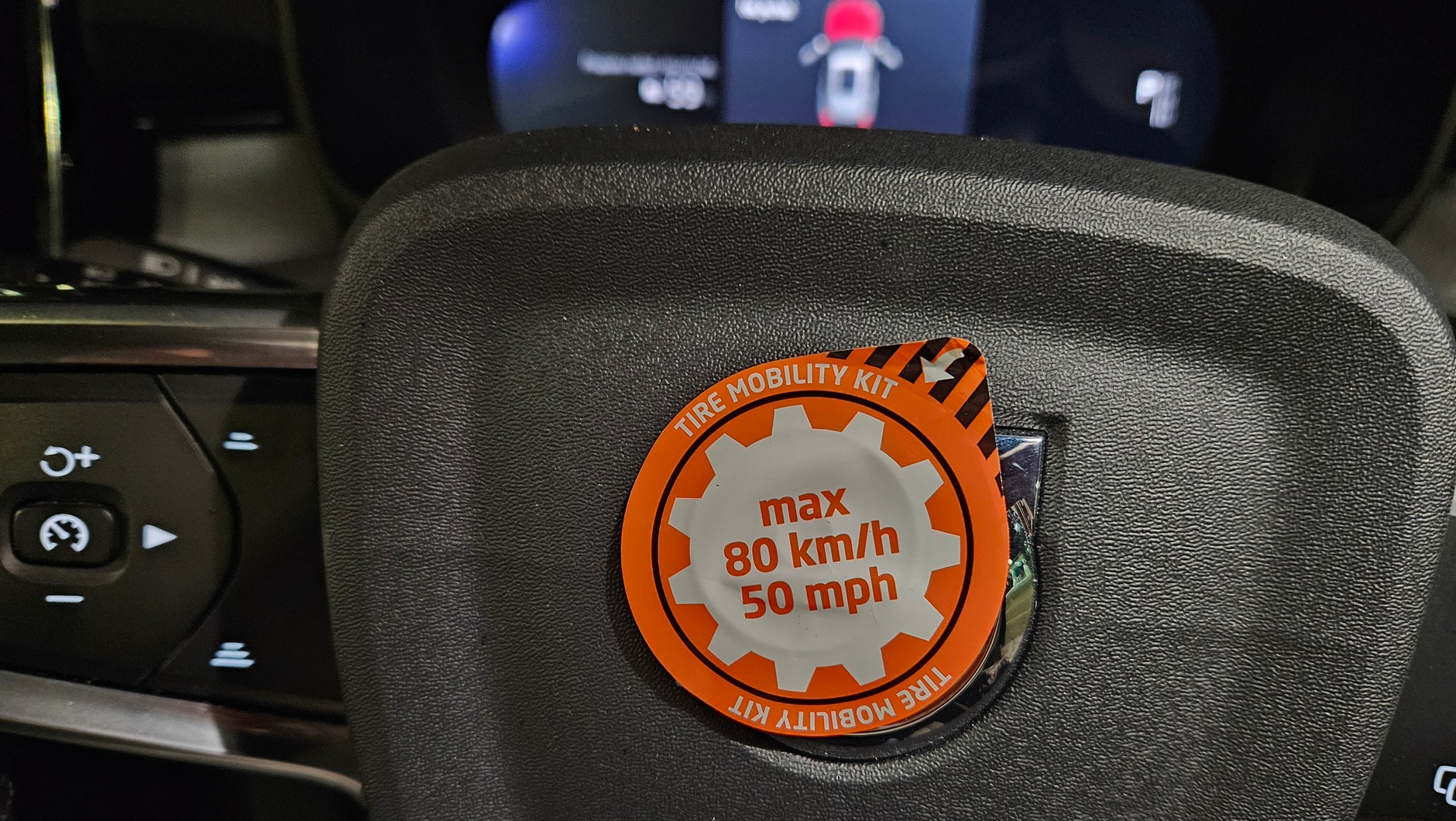 Nalepka dołączona do zestawu ma przypominać, że naprawa była tylko prowizoryczna. Tym razem nie było takiej potrzeby, po użyciu zestawu auto nadal nie nadawało się do jazdy.