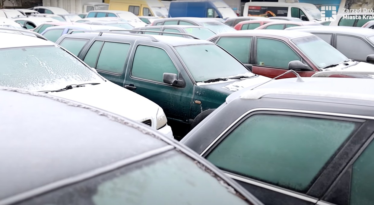 W Krakowie licytowano porzucone auta. Najdroższy był Mercedes Klasy S