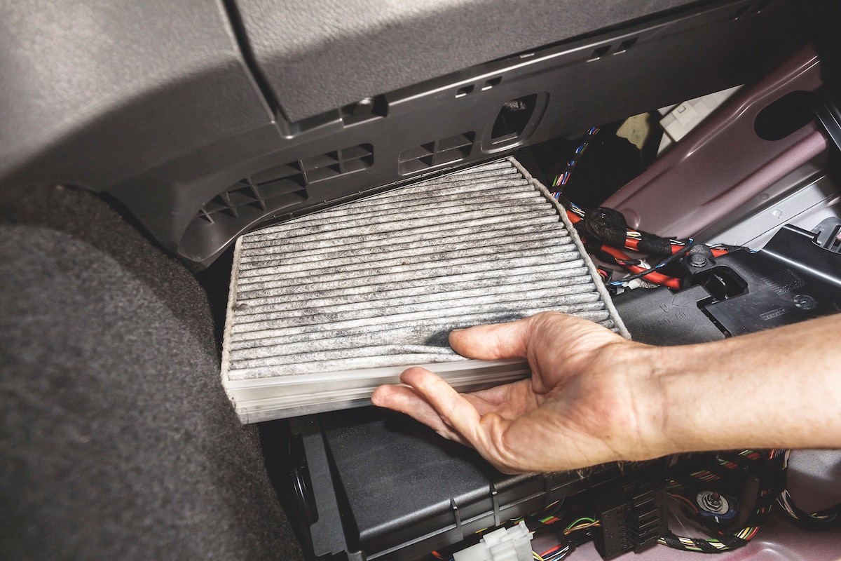 Zużyty filtr kabinowy jest brudny i zapchany, przez co nie spełnia swojego zadania