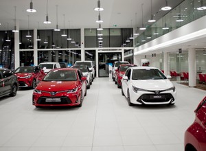 Sprawdziłem wyprzedaże rocznika 2023 w najpopularniejszych markach. Wysokość rabatów jest zaskakująca