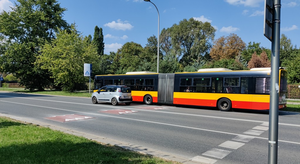 Ulica Woronicza w Warszawie po zamontowaniu progów zwalniających