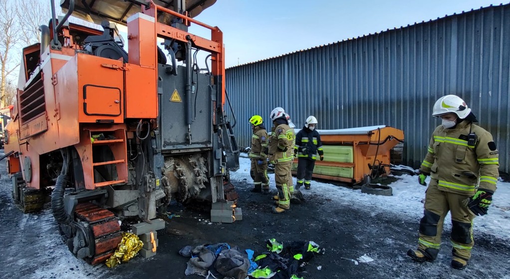 Mężczyzna wciągnięty do maszyny drogowej