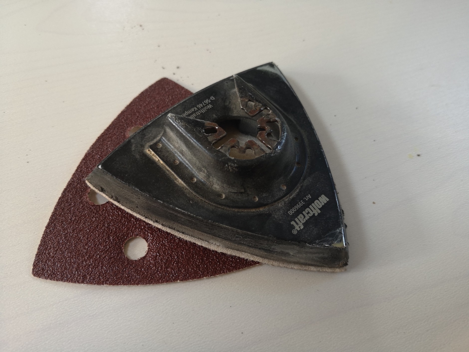 Narzędzie wielofunkcyjne: podstawa do szlifowania z rzepem na papier ścierny