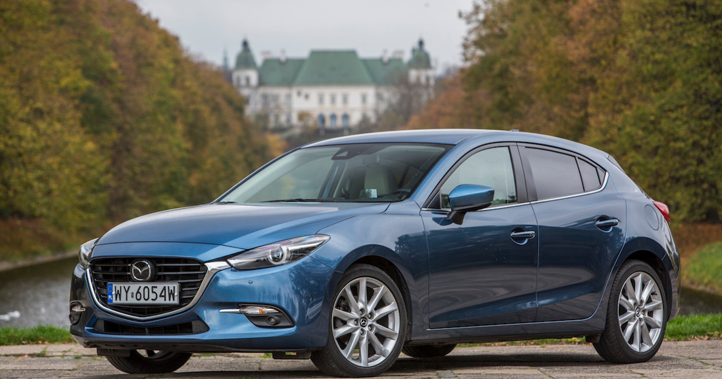 Mazda 3 - trzecia generacja modelu na rynku od 2013 r., czwarta w sprzedaży od 2019 r.