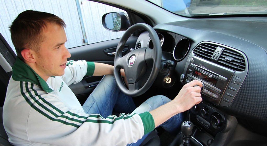 Jak zamontować wzmacniacz do fabrycznego radioodtwarzacza?