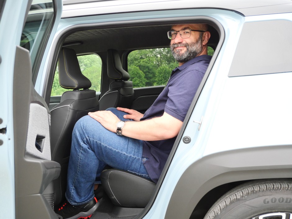 Nowe Renault 4 nie zachwyca ilością miejsca z tyłu, ale za to ma pojemny bagażnik.