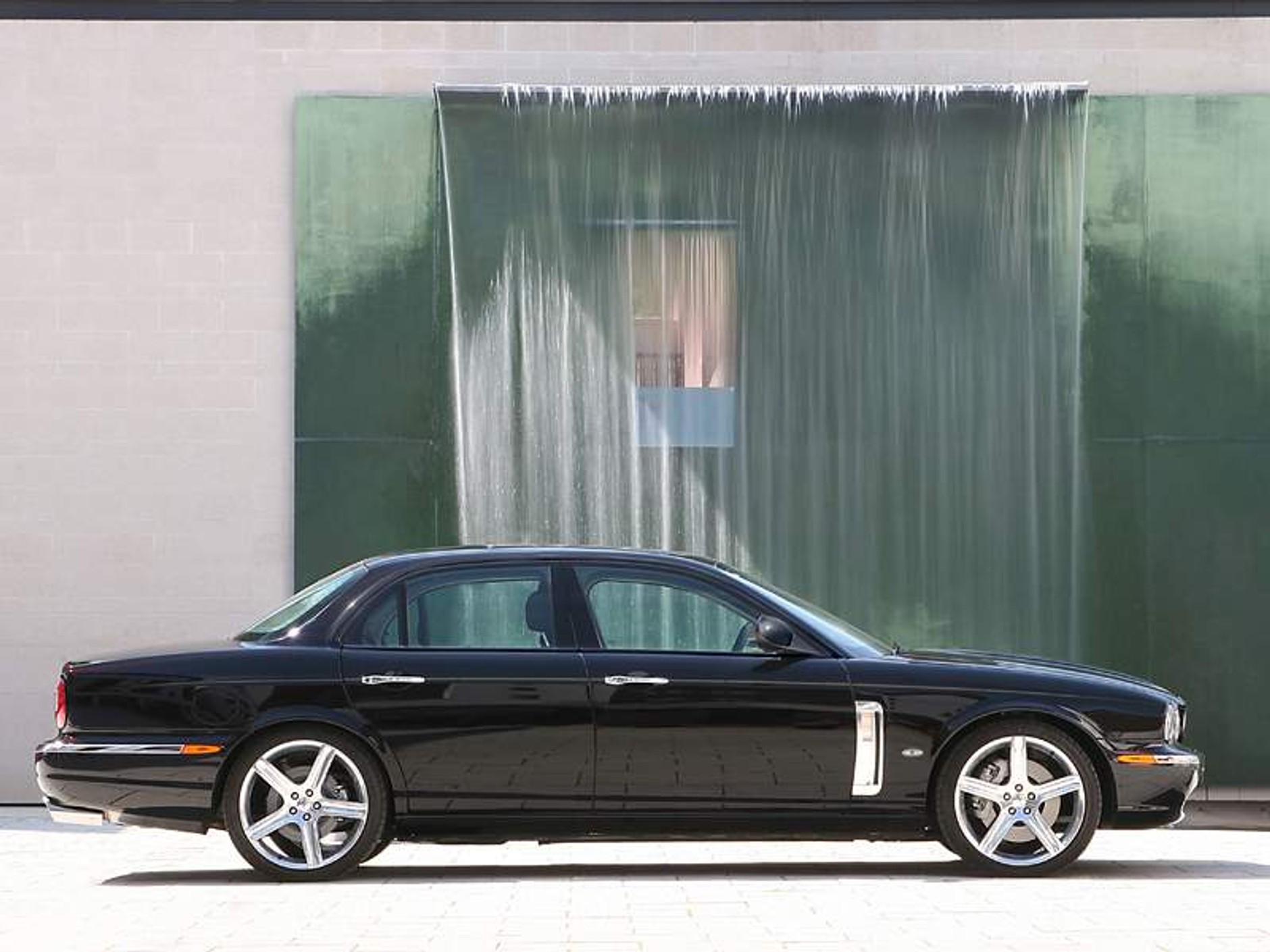 Jaguar XJR Portfolio: duży kocur pokazuje pazury