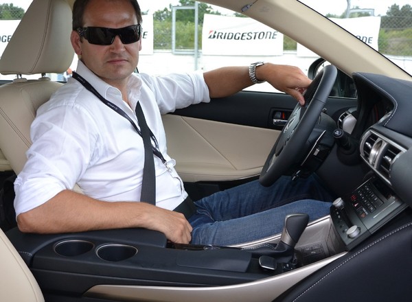 Stig pokazał jak jeździć Lexusem IS