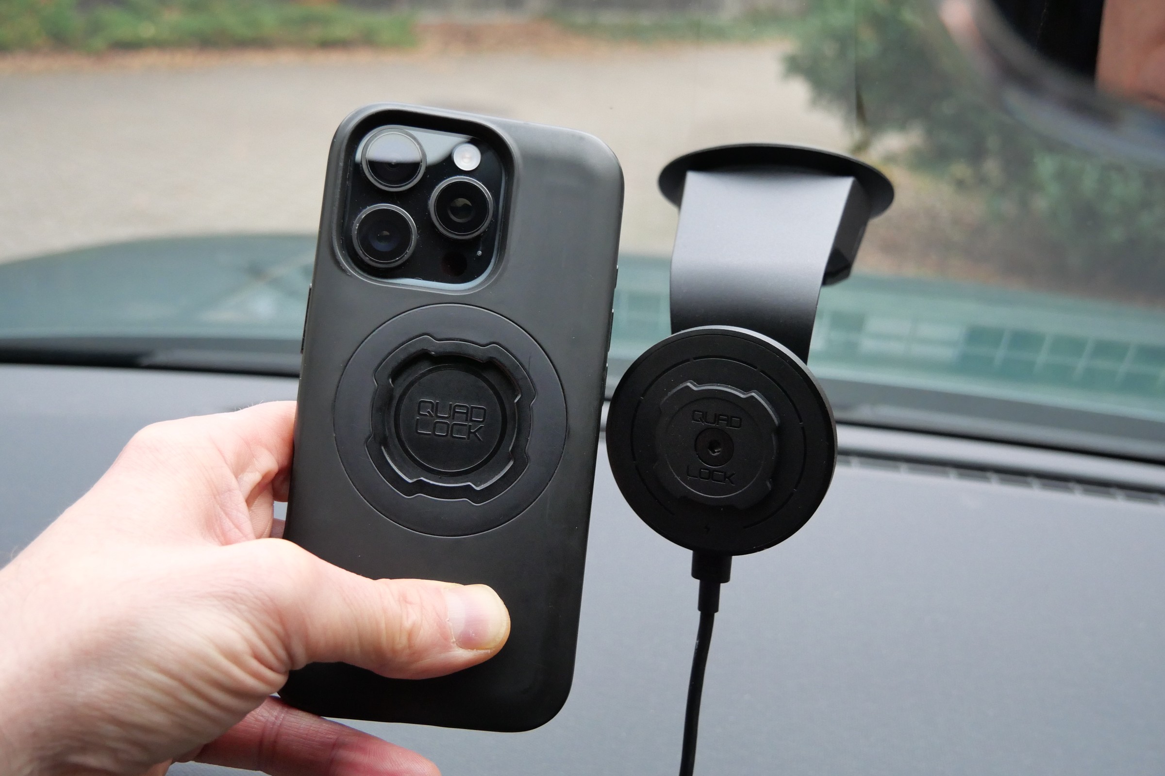 Przetestowałem chyba najlepszy samochodowy uchwyt do telefonu, jaki możesz kupić za pieniądze