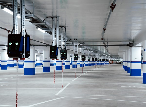 Tysiąc ładowarek dla aut elektrycznych na jednym parkingu. Szkoda, że 800 km od Warszawy