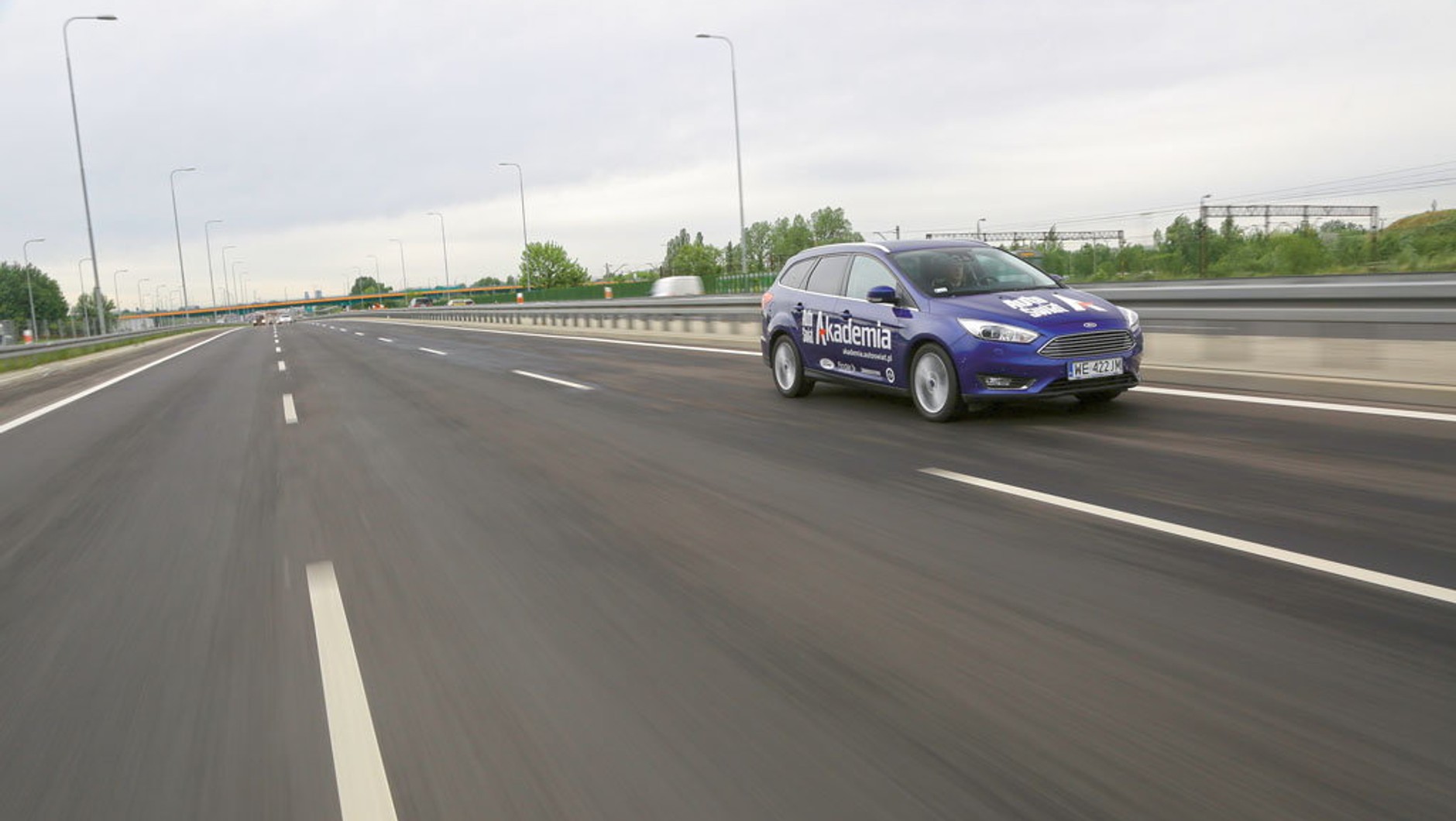 W sytuacji, gdy wszystkie pasy są puste, kierowca powinien zajmować skrajny prawy pas