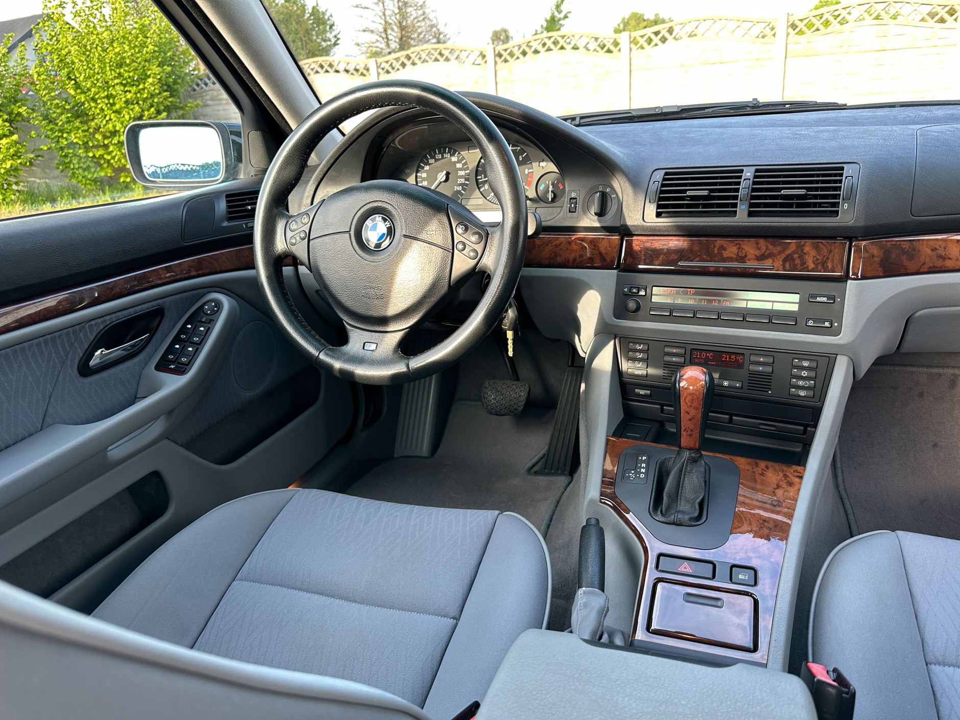 BMW E39 523i