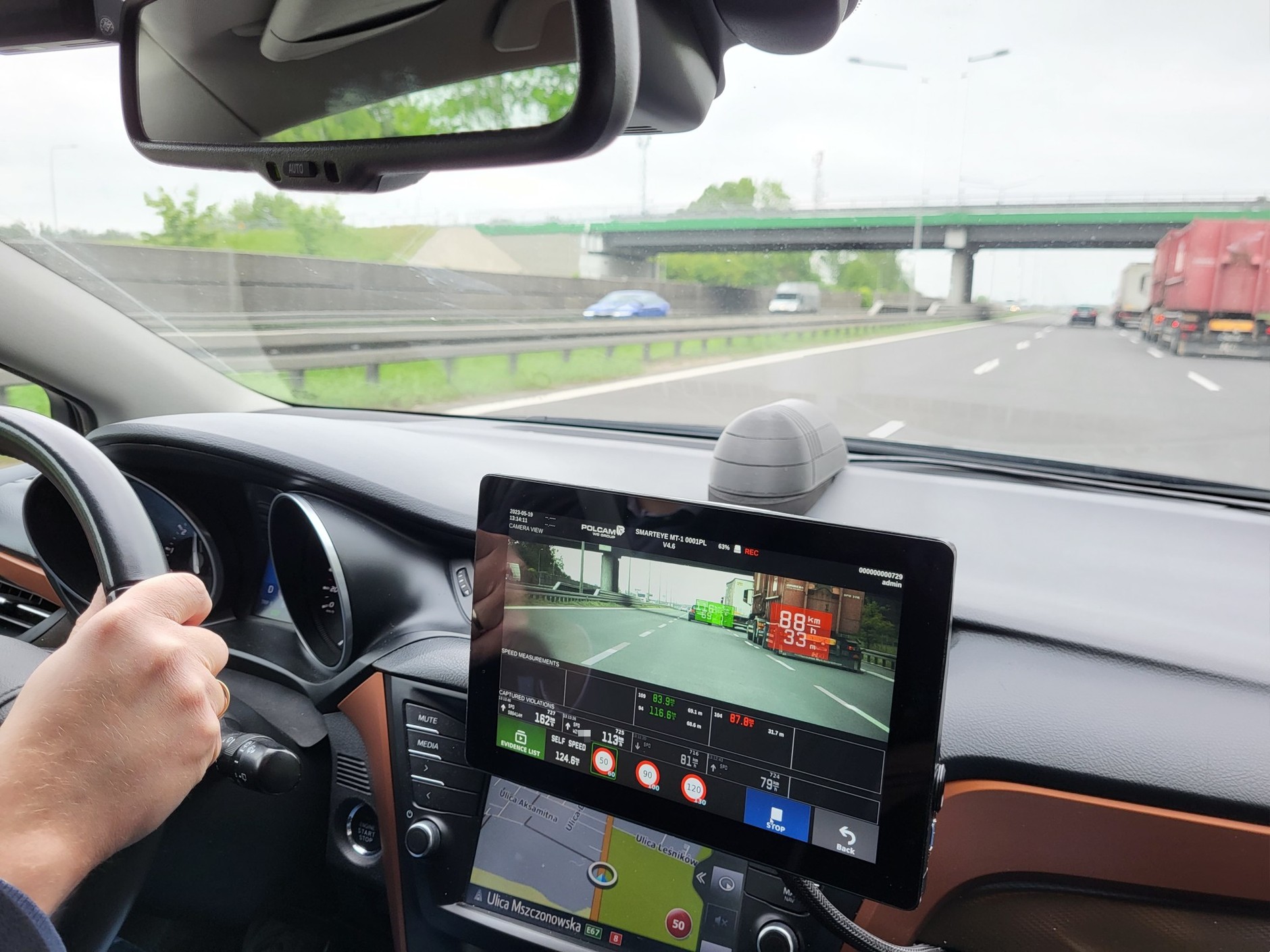 Polcam SmartEye MT-1 rozpoznaje nie tylko numery rejestracyjne, ale też typ, rodzaj czy model pojazdu.  Urządzenie odróżnia auta ciężarowe od osobowych, a dla poszczególnych typów pojazdów da się zdefiniować odrębne ograniczenia prędkości.