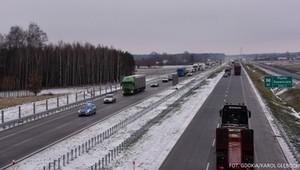 Jest problem. Nową drogą S7 koło Warszawy kierowcy często jeżdżą pod prąd [Wideo]