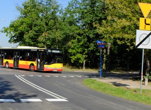 Jak używać kierunkowskazów na rondach i drogach z pierwszeństwem łamanym?