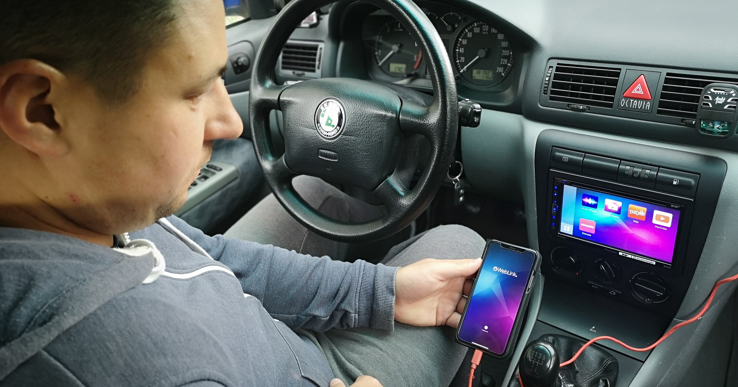 Smartfon za kierownicą. Nowa definicja ruchu pojazdu