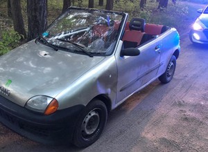 Seicento "kabriolet" nie umknął uwadze policji. Pomysłowy kierowca nie mógł dalej jechać