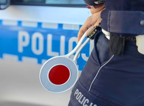 Uderzył w słup i porzucił auto. Daleko nie dał rady się oddalić