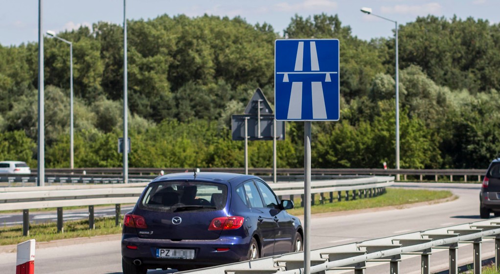 Co można sprawdzić podczas jazdy autostradą?