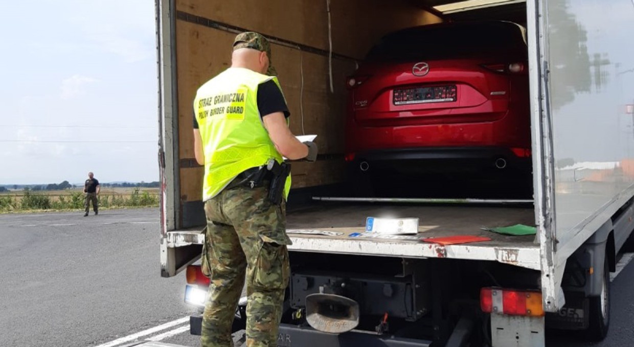 W skradzionej ciężarówce przewoził inne kradzione auto