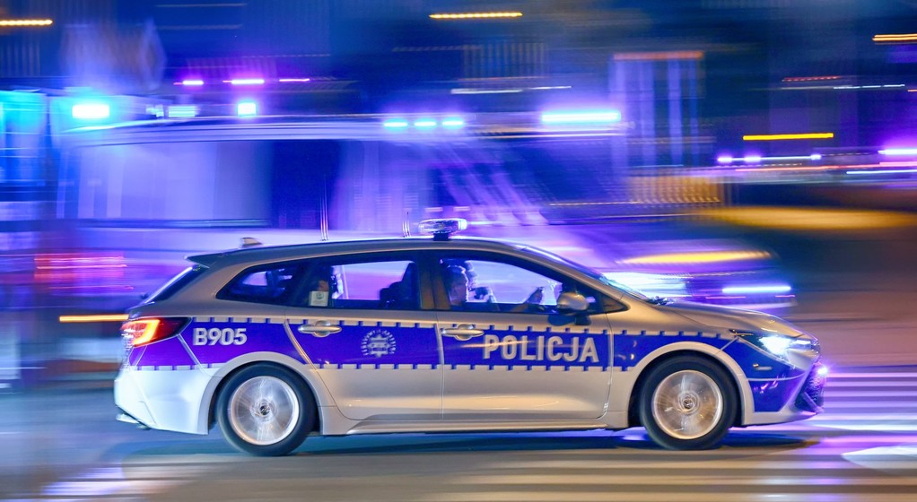 Pościg policyjny. Radiowóz na sygnale