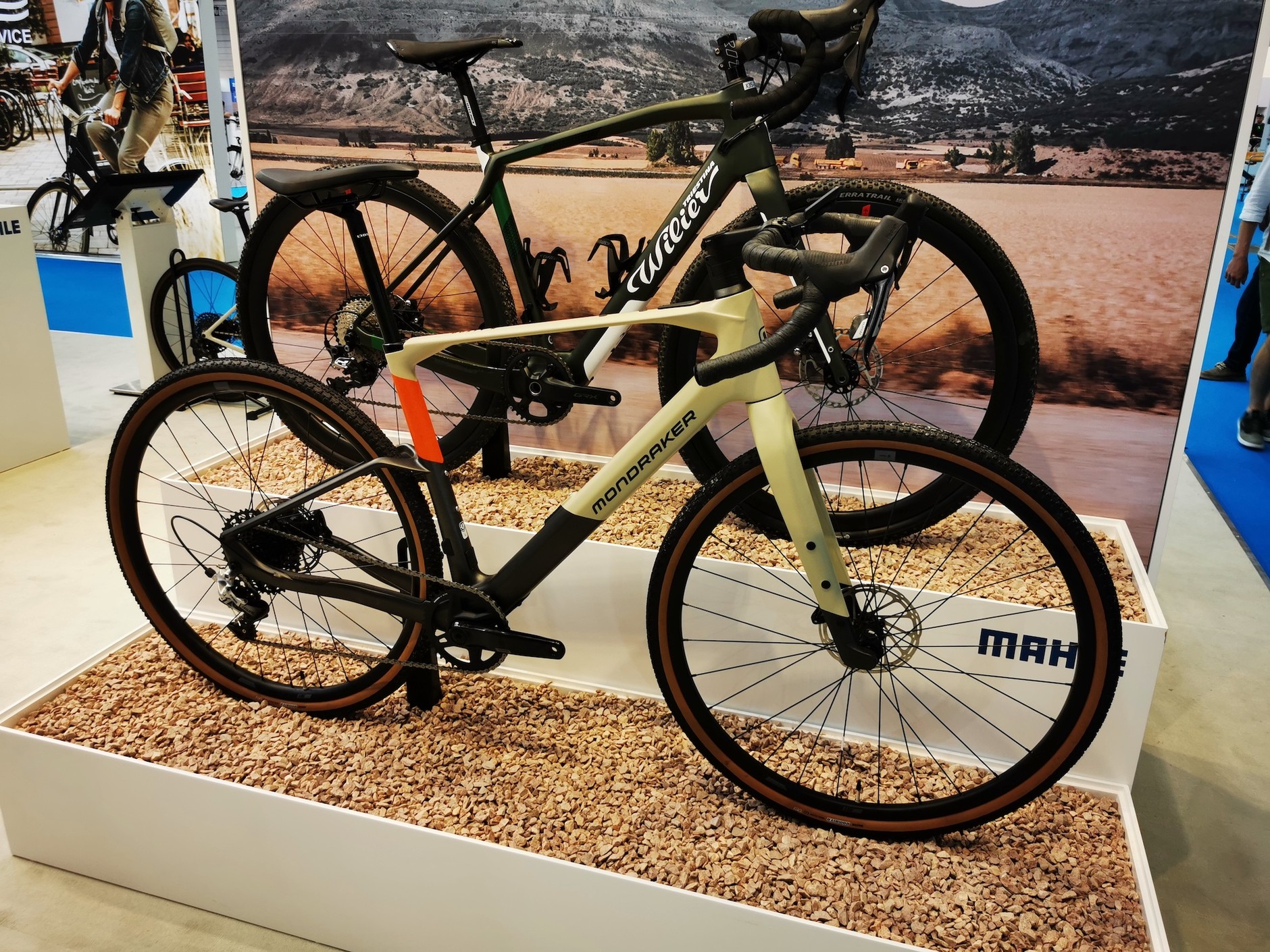 Targi Eurobike 2023 we Frankfurcie: gravel Mondraker. Na pierwszy rzut oka nie widać, że to elektryk