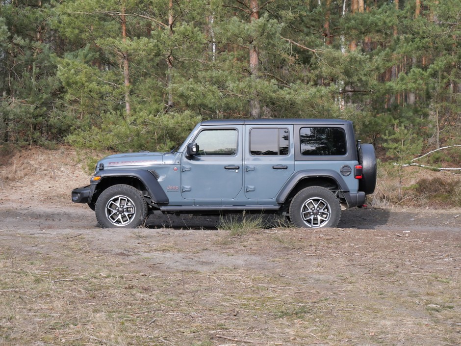 Jeep Wrangler vs Toyota Land Cruiser