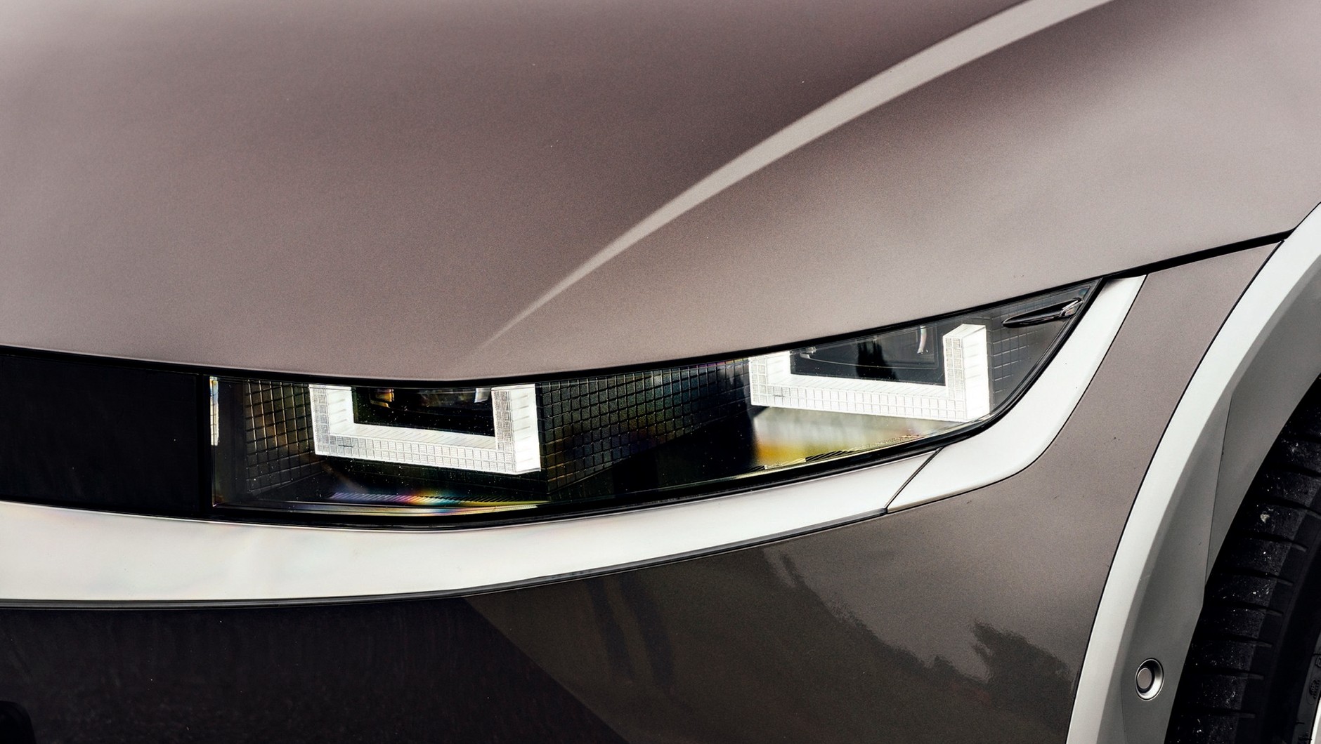 Hyundai Ioniq 5 2022 - jego projektanci kochają piksele. Zarówno w przednich, jak i w tylnych światłach, znajdziecie ich dostatek.