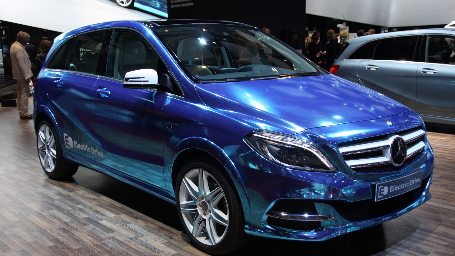 Kilkanaście lat temu Mercedes uważał, że nie ma sensu przesadzać z inwestycjami w elektromobilność – zamiast rozwijać własne konstrukcje, koncern (tanio) kupił technologię od debiutującej na rynku Tesli, ratując ją od bankructwa.  