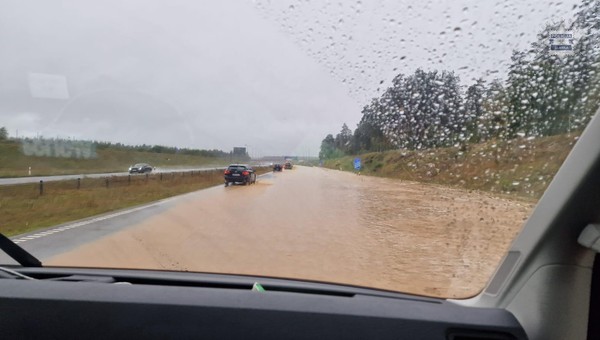 Całkowicie zalana autostrada A1 w stronę Ostrawy. Wyznaczono objazdy