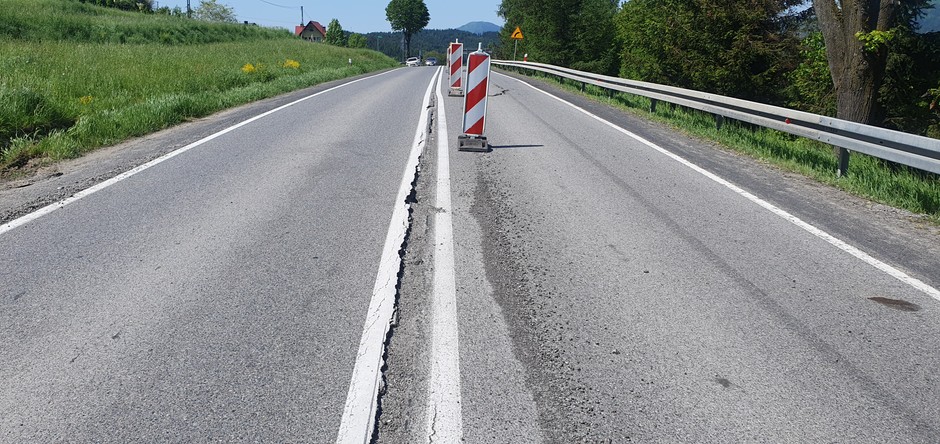 Osuwisko na DK28 w Kasinie Wielkiej w Małopolsce