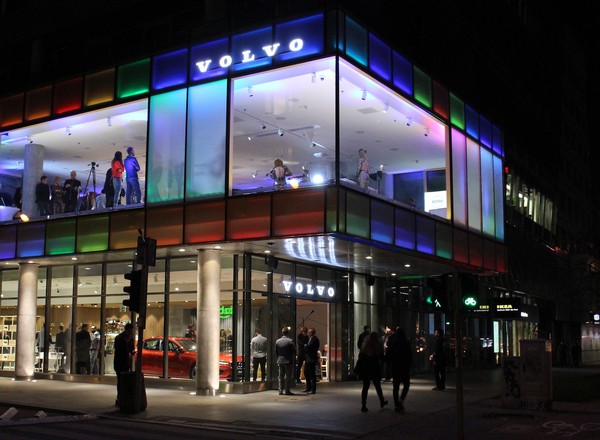 Sprzedaż aut online, czyli koniec z tradycyjnymi salonami – zostaną tylko tzw. showroomy?