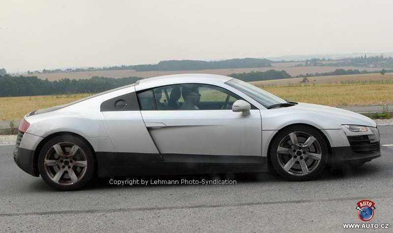 Zdjęcia szpiegowskie: Audi R8 stroi się do prezentacji