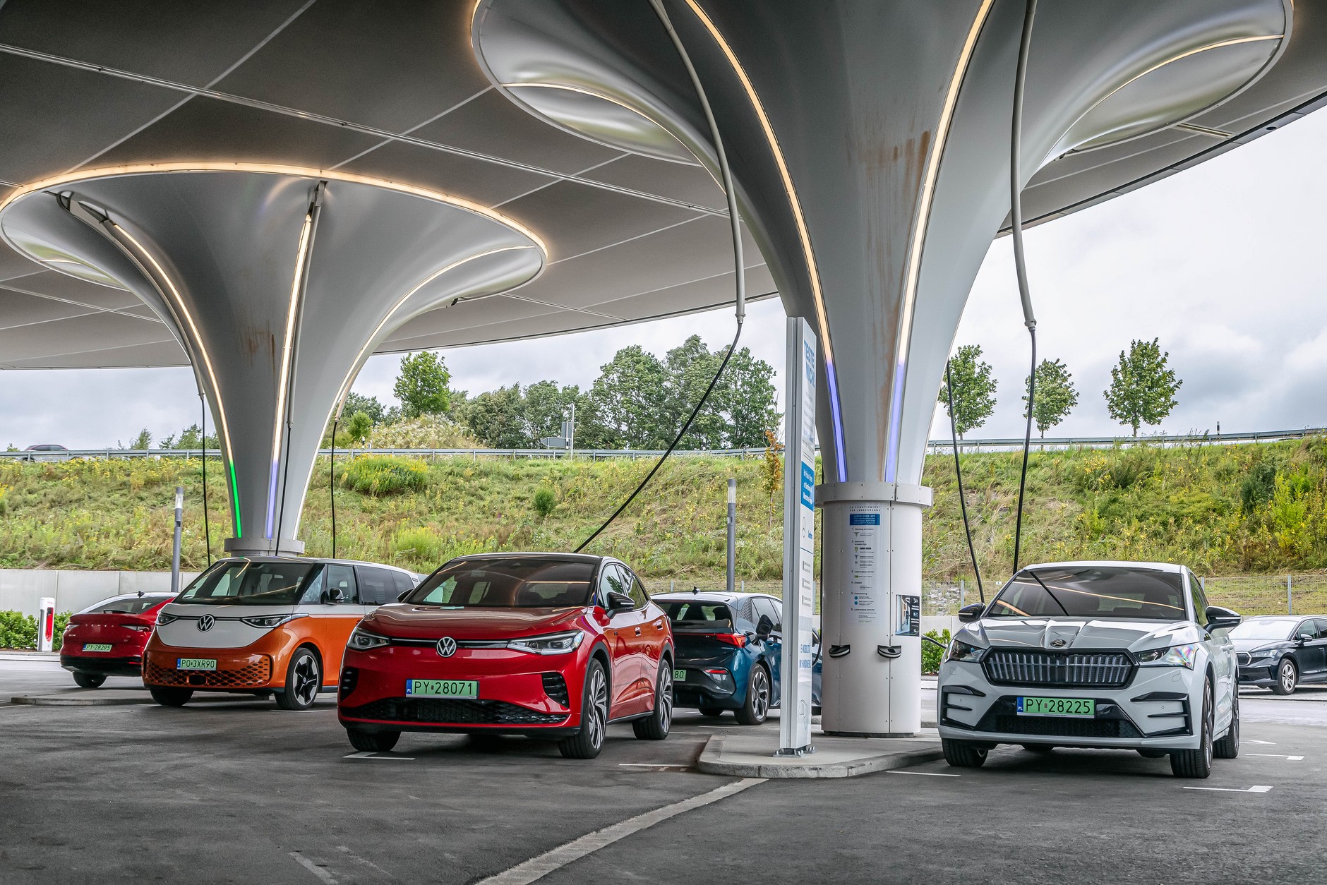 Samochodów elektrycznych przybywa, ale nie wszyscy kierowcy czują się w nich dobrze podczas jazdy