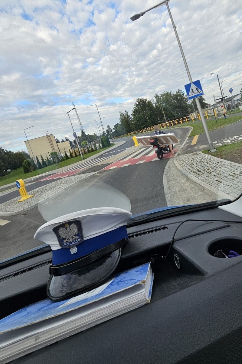 Przewoził drzwi na skuterze