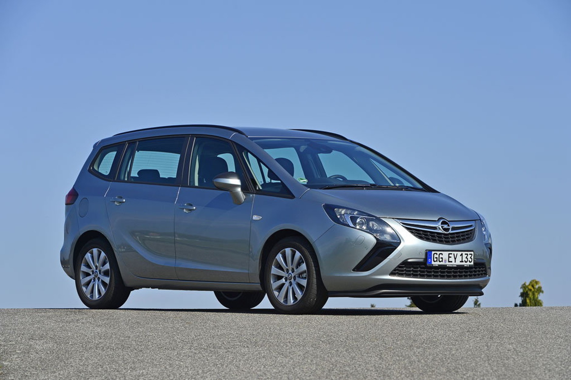 Opel Zafira w ostatniej generacji zdecydowanie wyładniał. Ten samochód może się podobać, w dodatku jest tani i prosty w naprawach