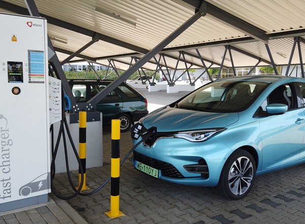 Ładujesz auto ze zwykłego gniazdka w domu? Ostrzegają przed wysokimi rachunkami