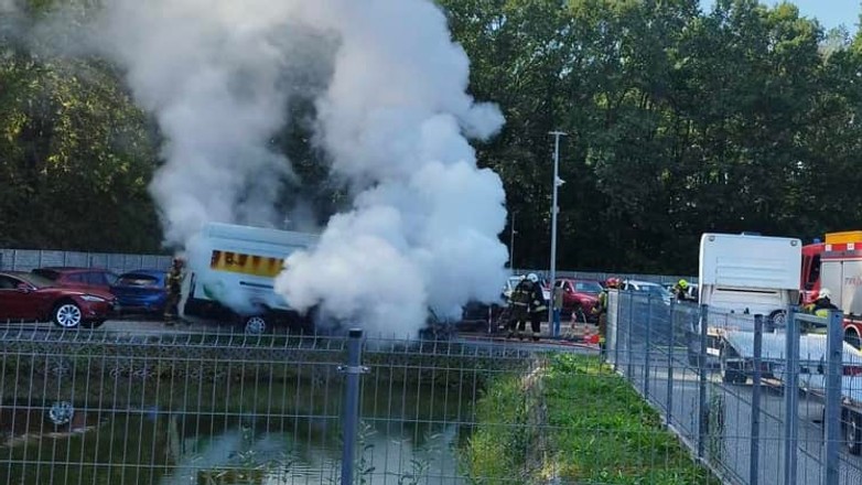 Pożar auta dostawczego z napędem elektrycznym