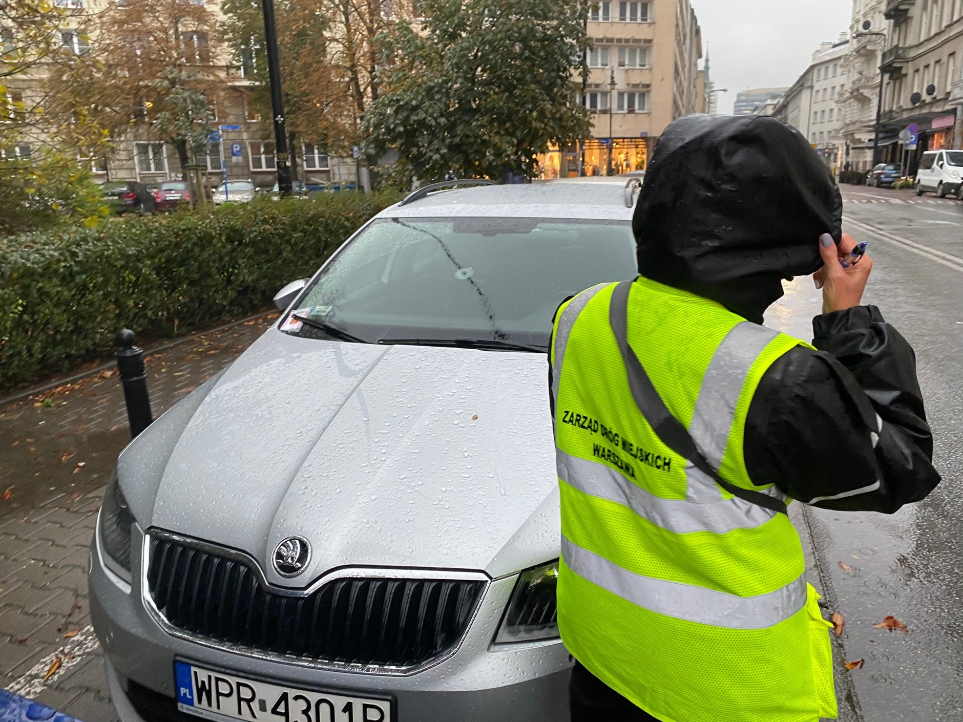 Kontrola biletów w płatnej strefie parkowania w Warszawie