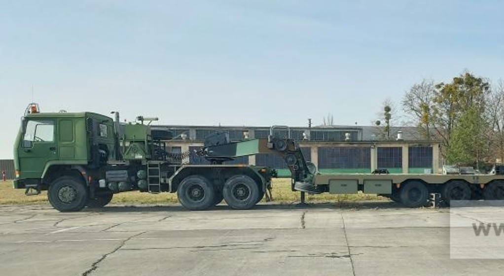 Wojskowe Volvo FL12 z naczepą Lohr