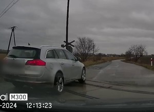 Kierowca opla wyprzedził na przejeździe kolejowym. Policjanci srogo go ukarali [WIDEO]