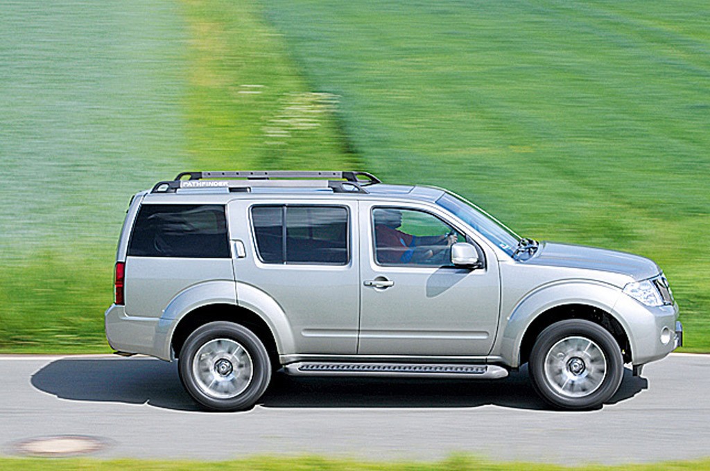 Luksusowe terenówki na wszelki wypadek: Mitsubishi Pajero kontra Toyota Land Cruiser, Land Rover Discovery i Nissan Pathfinder