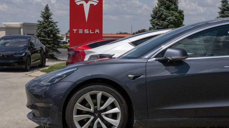 Samochody na placu dealera Tesli