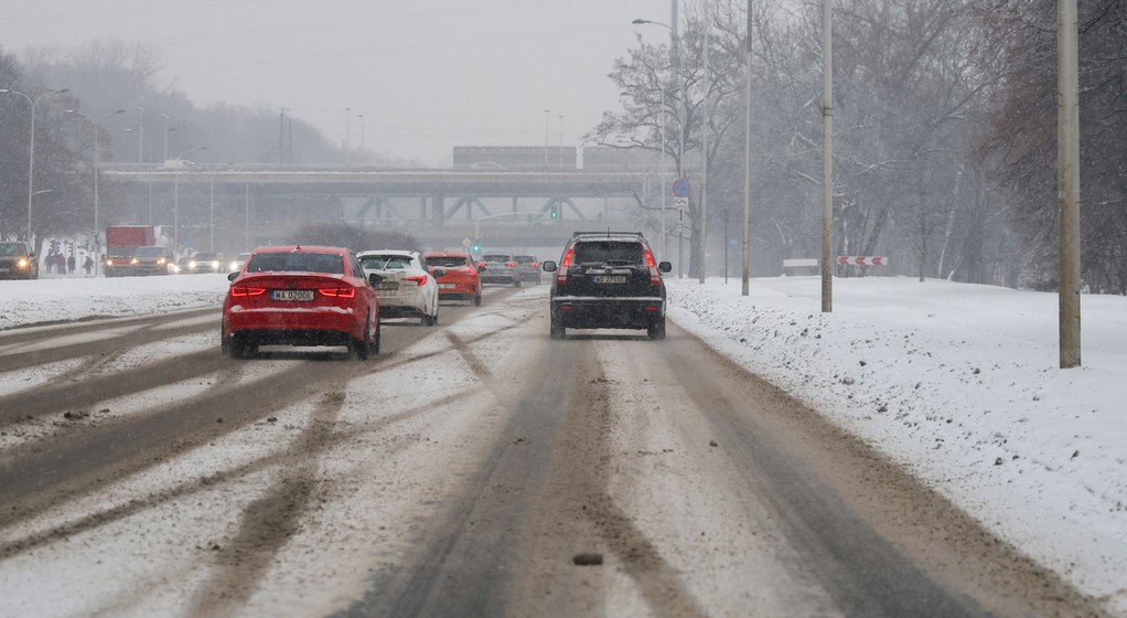 26114389 - WARSZAWA POGODA GOŁOLEDŹ OPADY ŚNIEGU (trudne warunki drogowe w Warszawie)